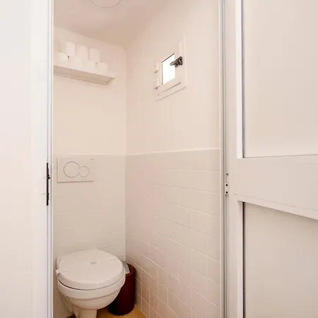 Guesthost - 4 - Lovely & Functional *