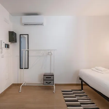 4 - Lovely & Functional Apartment Bari