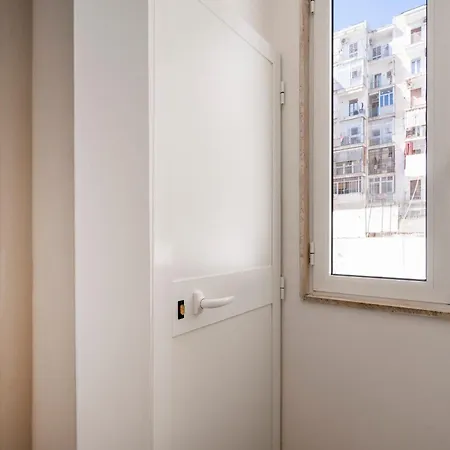 Apartment 4 - Lovely & Functional *