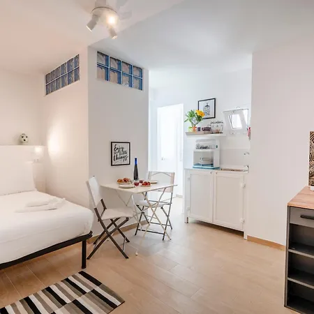 Apartment 4 - Lovely & Functional *